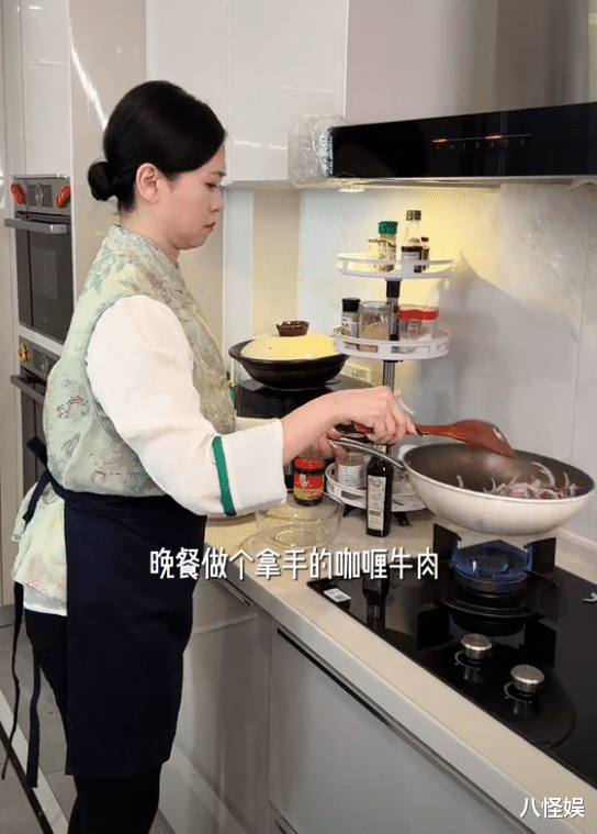 56岁翁虹自曝老公女儿都在国外，一人独居很舒服，腿上长疤抢镜