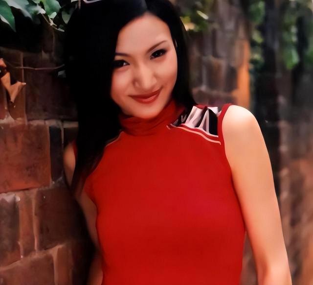 她被称为最美主持人,却突然5分钟内全身瘫痪,至今独身一人