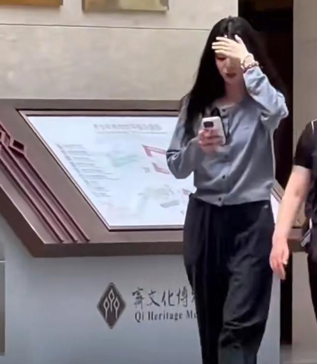 王楚然回老家被偶遇,合照来者不拒,被夸脸超级小,五官好看