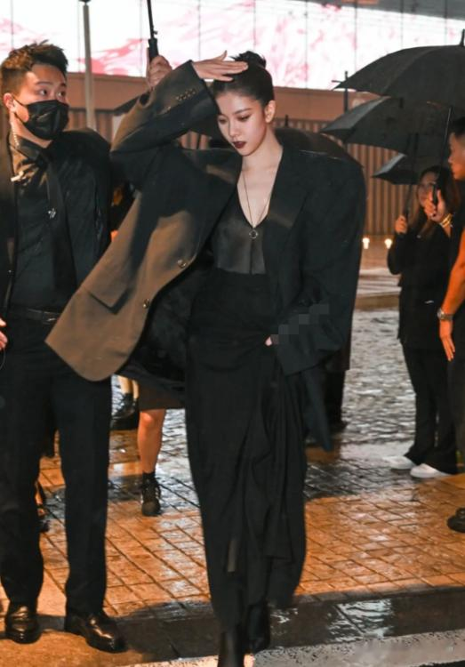 上海这一夜，妖艳四射的杨超越，败给了全裏出镜的李沁和张小裴