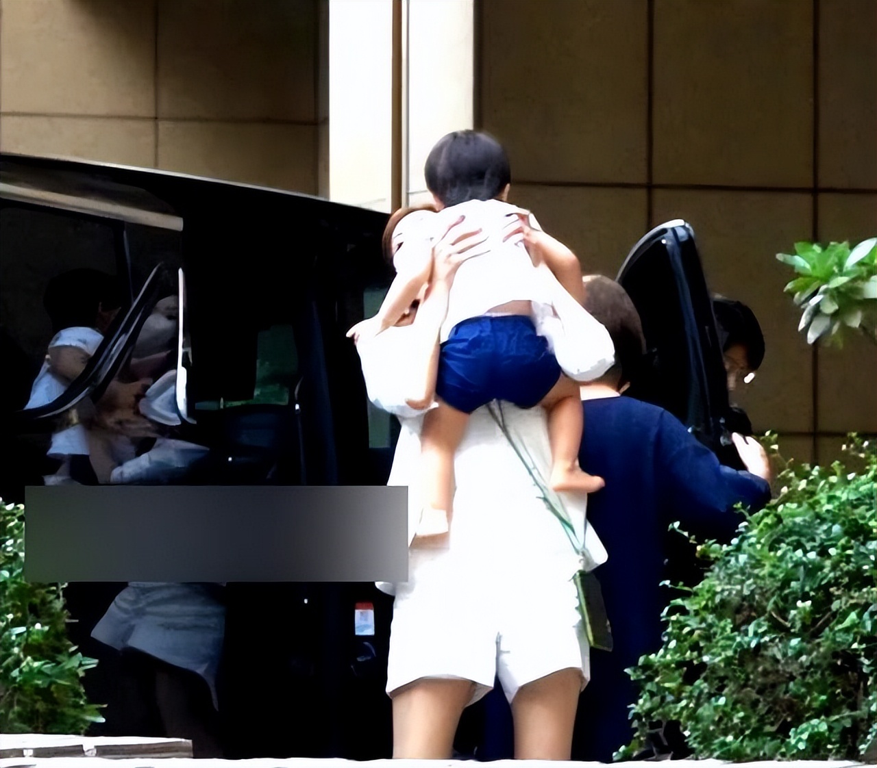 林志玲50岁生日首晒2岁儿子,母子俏皮同框庆祝,她发文分享喜讯