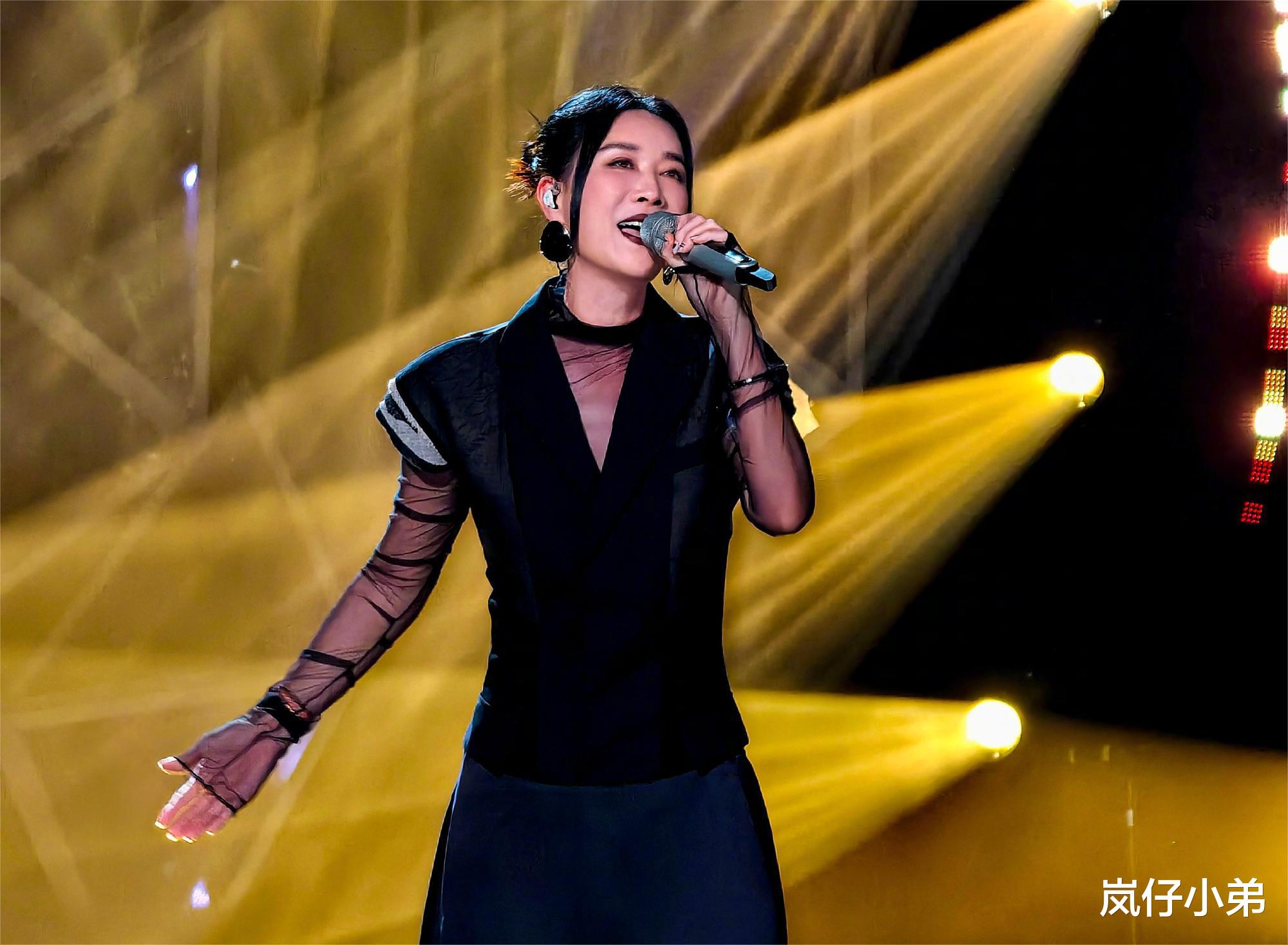 那英|乐评人嘲讽那英《歌手》舞台，连带杨丞琳一起吐槽，讽刺该唱儿歌