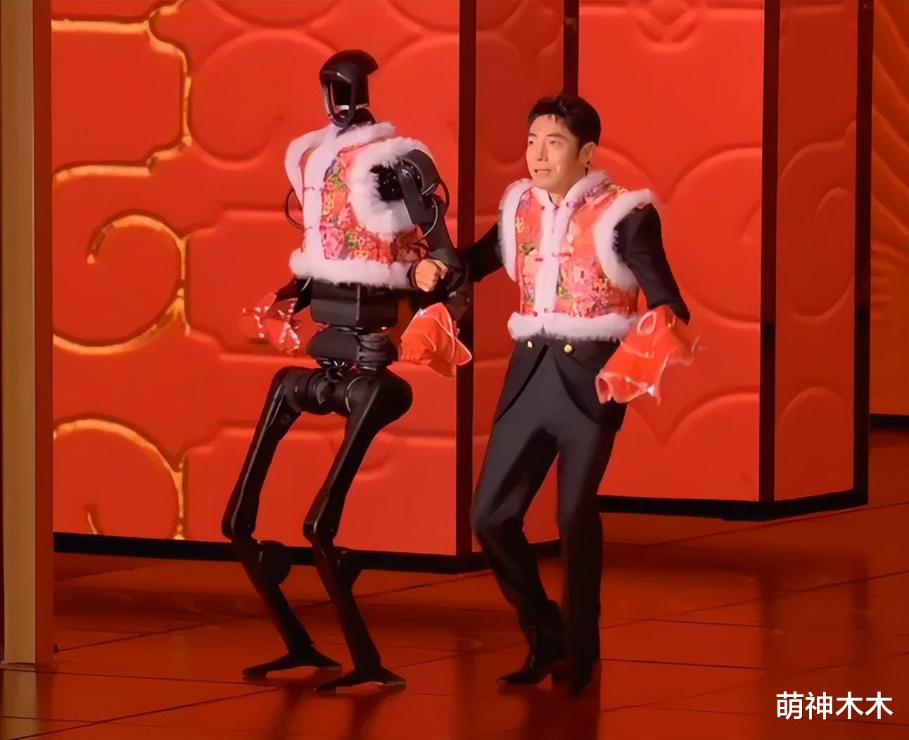 元宵晚会好热闹！何炅状态回归，哪吒上台不洗手，湖南台假唱穿帮