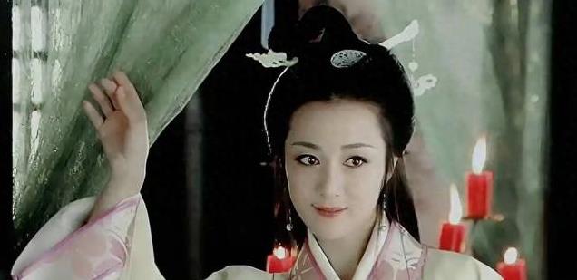 她靠妖娆妲己成名，却在宴会上被狗咬伤毁容，脸上缝补20多针