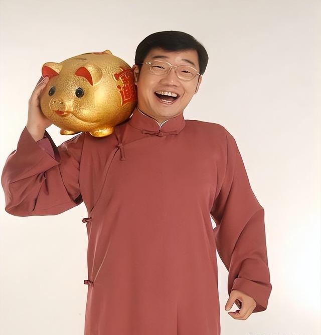 他把黄家驹念成黄家“狗”,自以为幽默十足,结果却意外断送前程