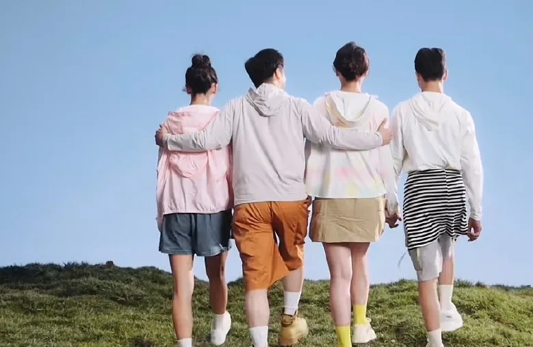 田亮晒出全家福,15岁女儿森碟大长腿瞩目,12岁儿子森碗已成帅小伙