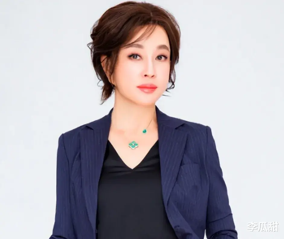 74岁老戏骨刘晓庆坦言:以为我没孩子没老公就可怜?我过得很滋润