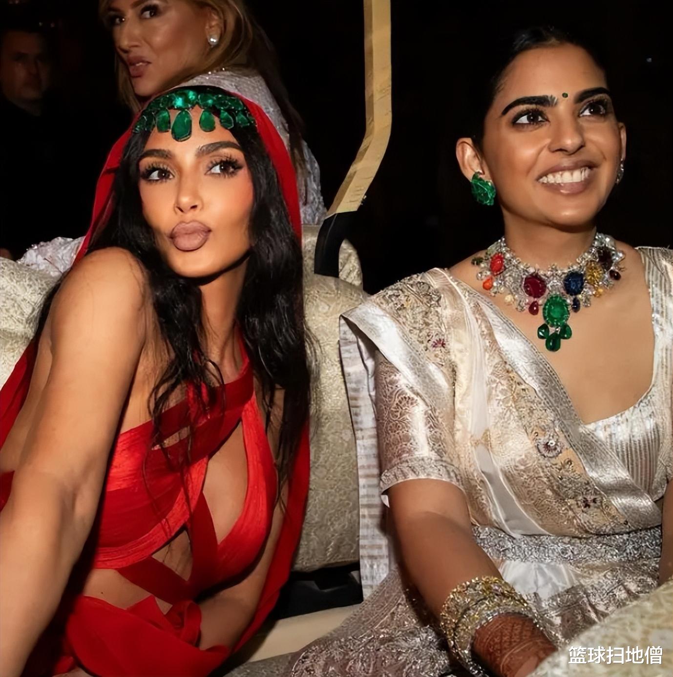 牌面十足!受邀参加首富家婚礼,金-卡化身印度女郎与新娘子比美