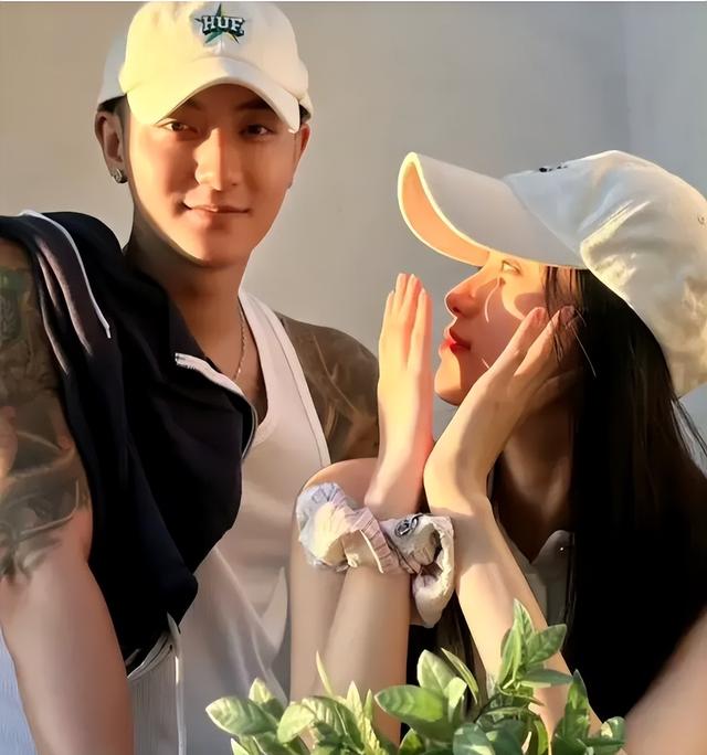 54岁陈建斌七夕国外游，休闲穿着被嘲满满老人味，蒋勤勤反被夸！