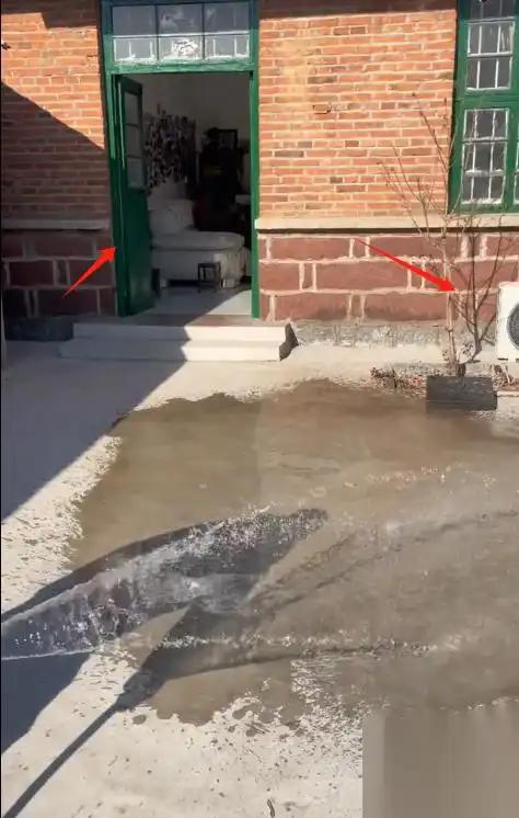 演员郭晓峰在山东老家帮母亲接待亲戚，烧火做饭吃水煮菜，接地气