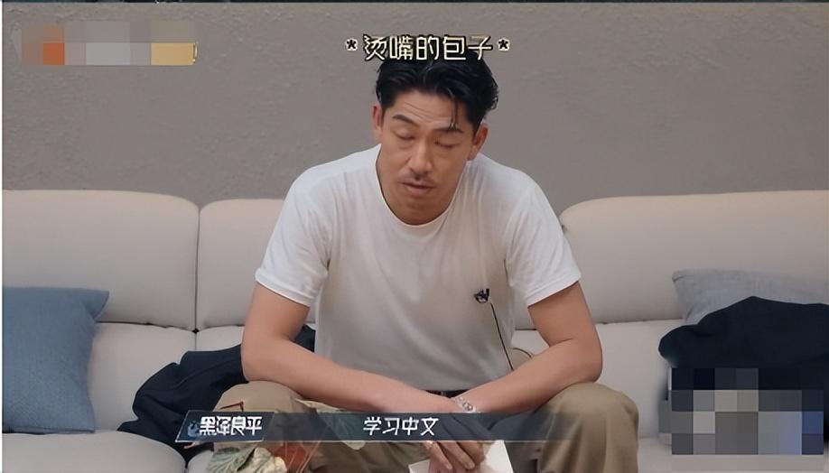 林志玲一家三口现身街头，绿色镂空裙显老气，老公与节目判若两人