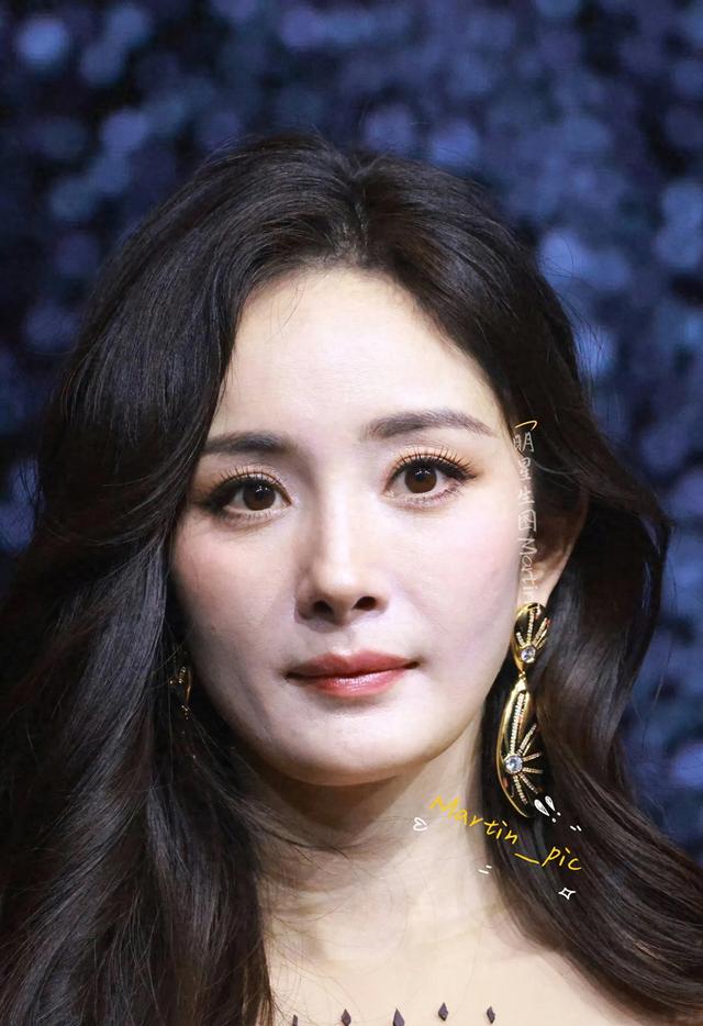 杨幂巴黎活动,肉眼可见的老了,岁月不饶人