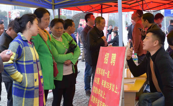 工厂打工妹连续加班，一个月工时450小时，到手工资以为看错了