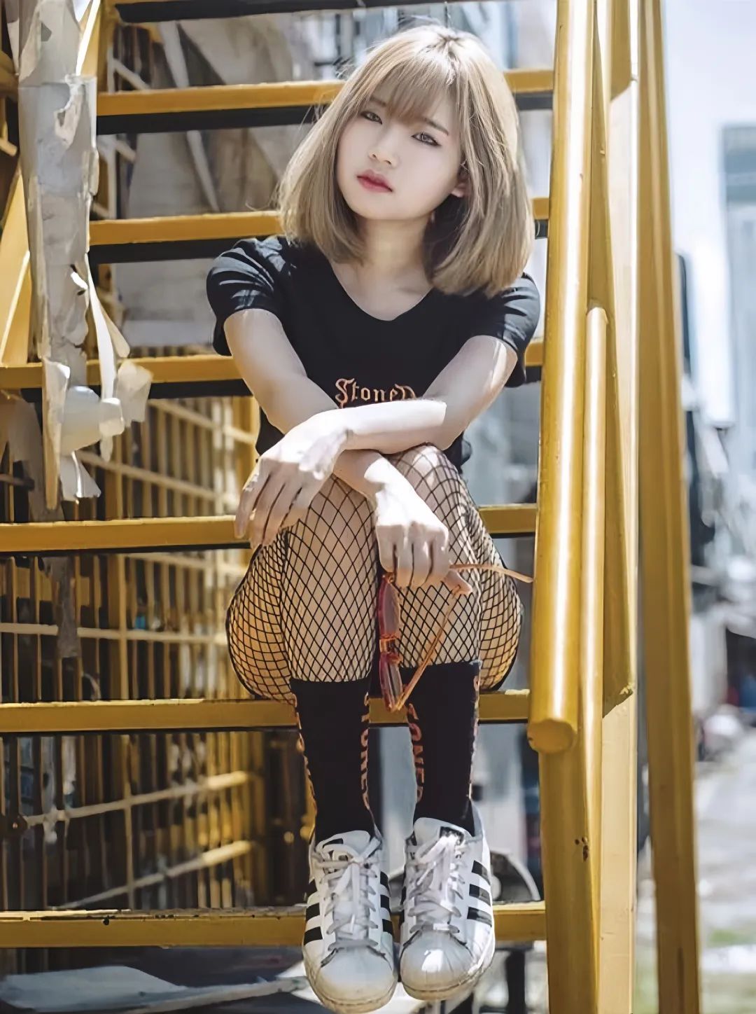 清纯童颜与火辣身材完美结合的短发辣妈