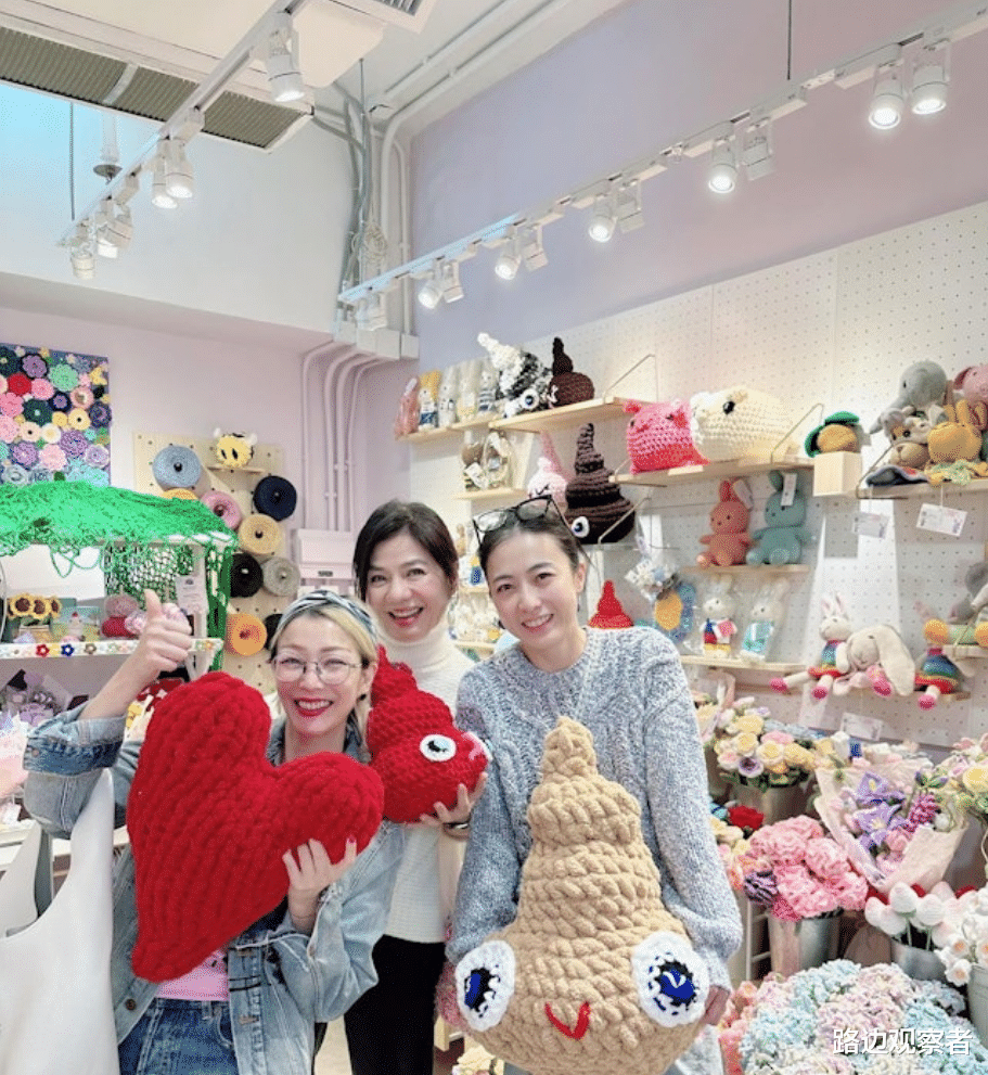 甘比郑秀文钟楚红闺蜜情深,共同推广钩织文化