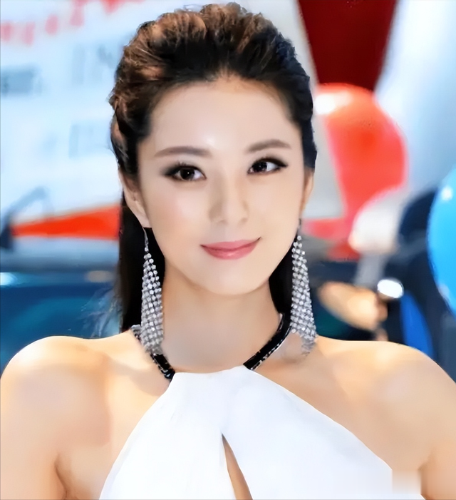 她不但被称为中国第一黄金身材,而且高颜值,嫁个丈夫幸福惹人羡