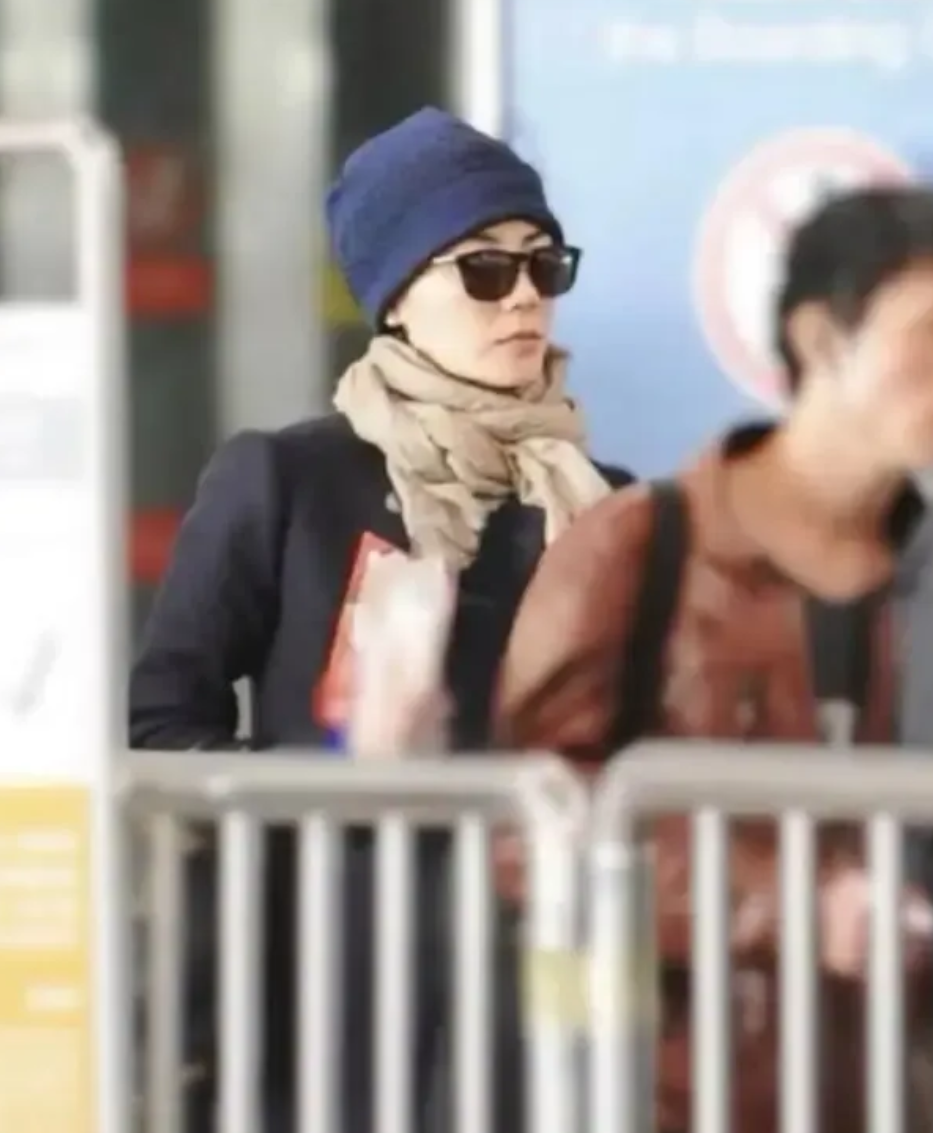 王菲国外机场被偶遇，穿一身烂大街仍高级感十足，55岁这身材气质太好看了！