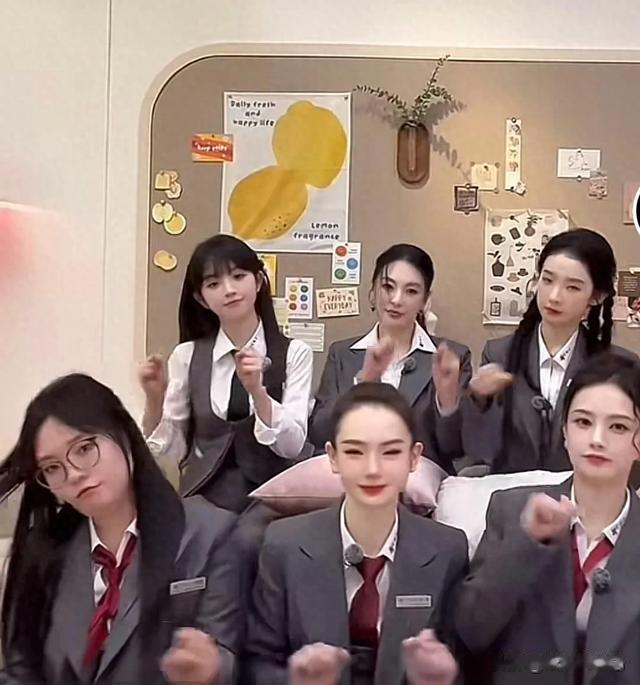 戚薇李一桐田曦薇李雪琴同框手势舞,网友:穿马甲衬衫那个最美