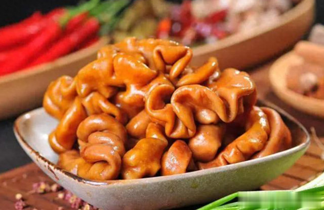 卤肥肠的“克星”,关键是这4种香料,肥肠肉嫩不臭,鲜嫩有嚼劲