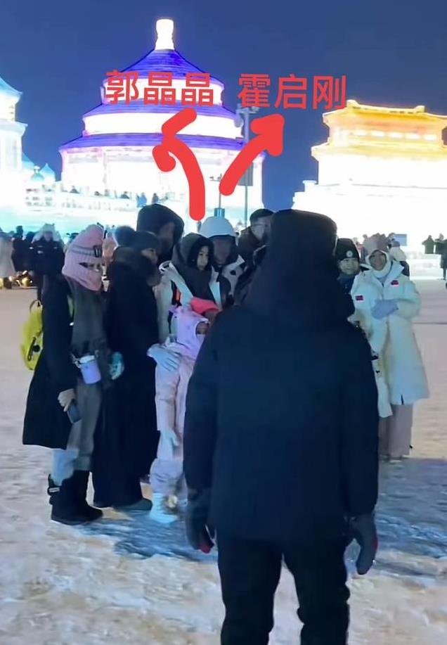 郭晶晶一家游哈尔滨，她和孩子的衣服带国旗好有爱，霍震霆也来了