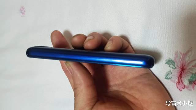 超薄造型仅卡片大小，这款国产直板功能机，镜面屏键盘充满科技感