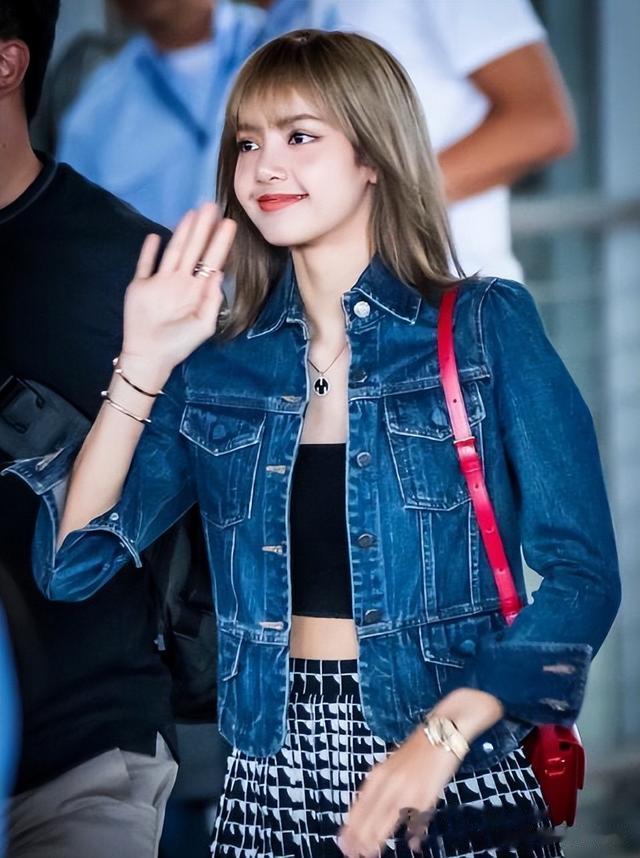 Lisa泰国见面会围了根麻花在身上,她笑的真像泰女!Lisa成土妞