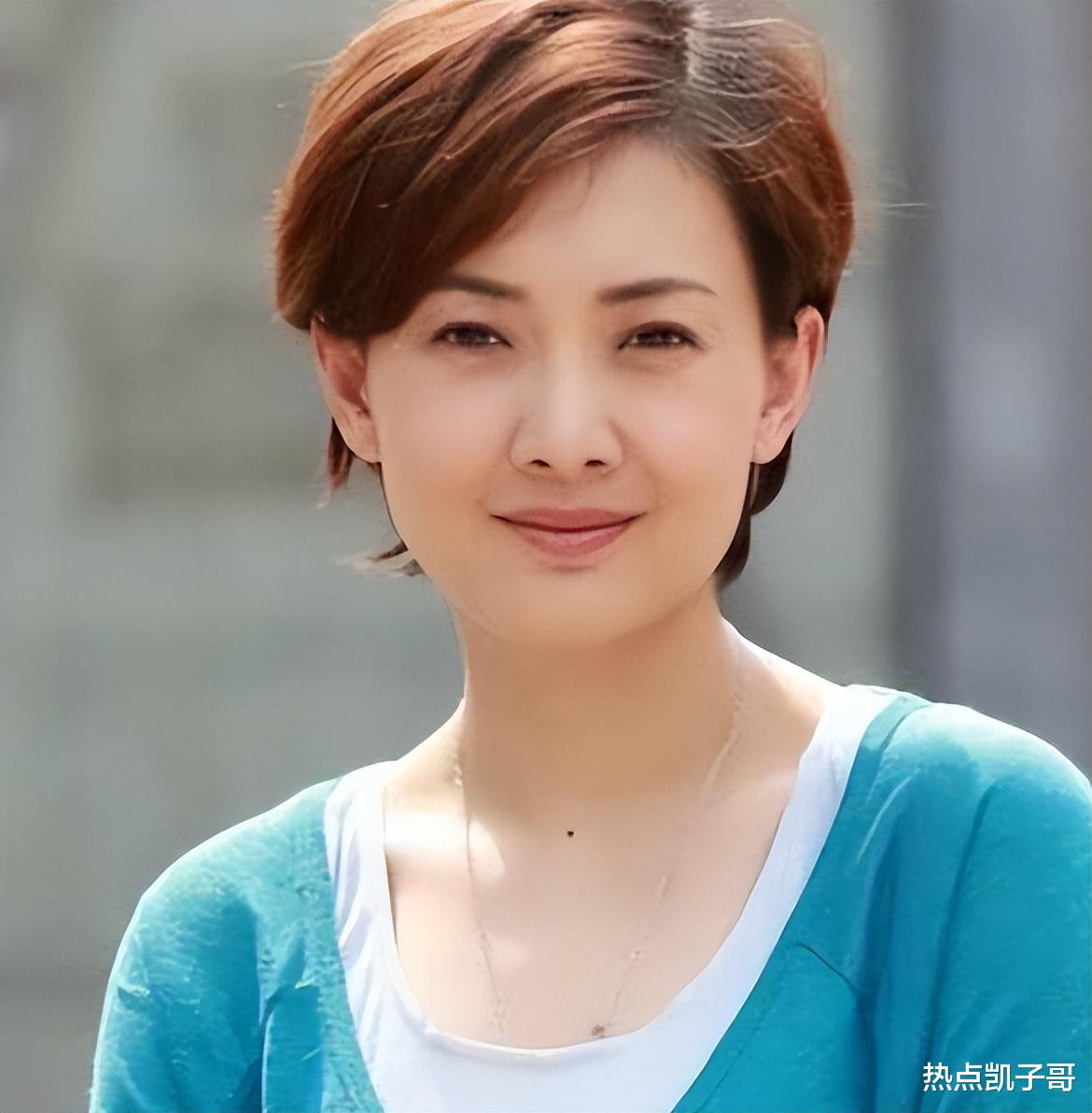 这一次,“老少恋”的残酷现实,在52岁的牛莉身上体现得淋漓尽致