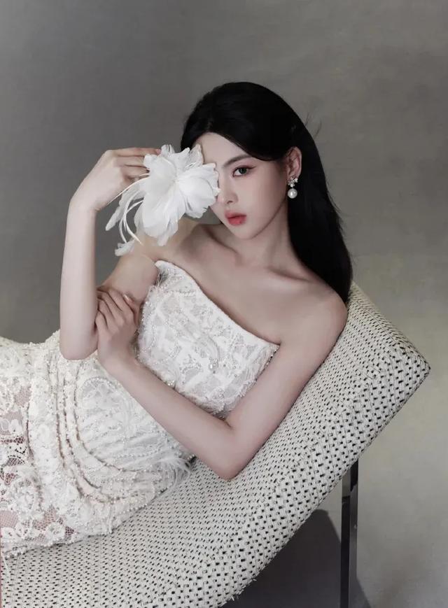 杨超越新娘装,又纯又欲,好像白色美人鱼,谁都想娶的完美女孩!