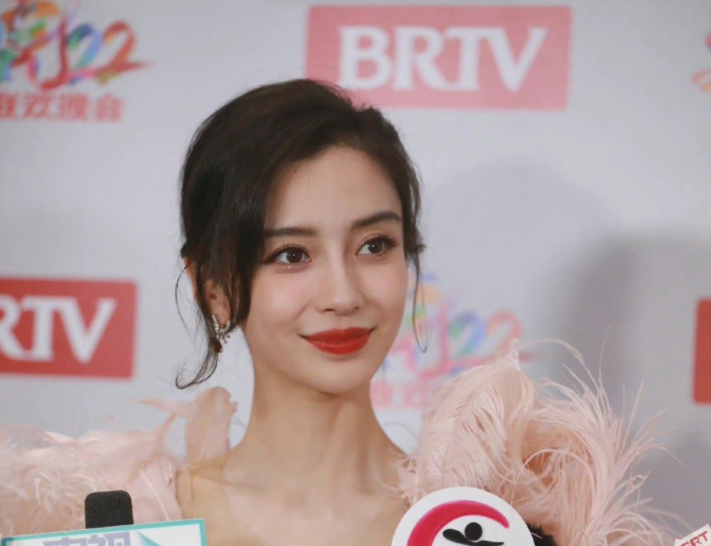 ?AngelaBaby国外高调复出!在迪拜跨年走红毯,近照欧美风满满