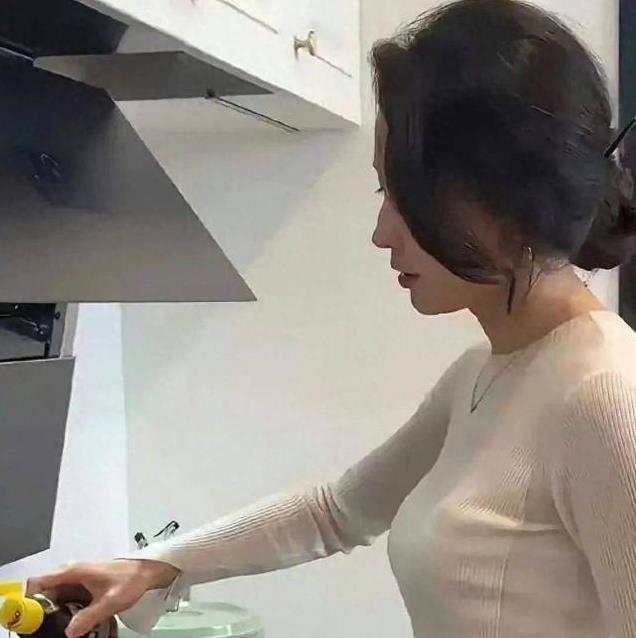 53岁汪峰真有“口”福，女友不穿围裙大秀厨艺，颜值都能看饱了!