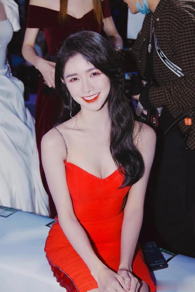 美炸了的女科密！身材与颜值并存