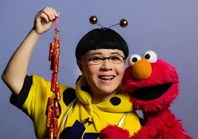 掉价！金龟子为素人主持婚礼，穿卡通衫太丢人，鞋底厚的如踩高跷