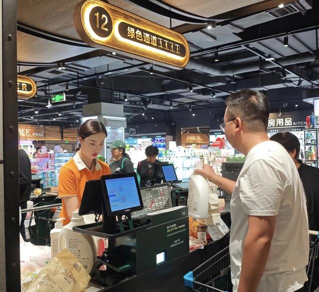 胖东来收银员“倪妮”辞职，说是因工作内耗患神经衰弱，评论炸了