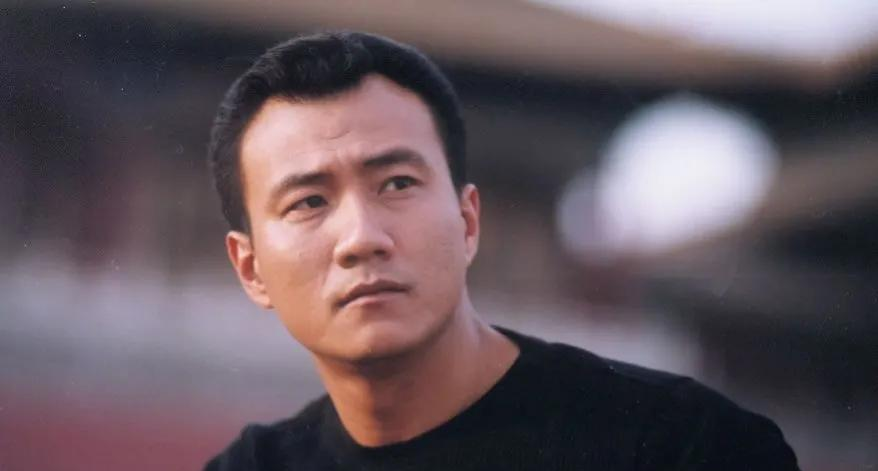 演员卢芳:喝酒拿下胡军,低调恩爱25年,不信丈夫有绯闻