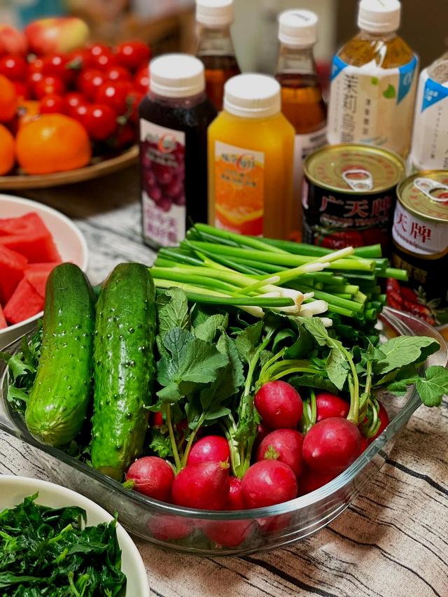 东北姑娘晒妈妈“糊弄式”晚餐，南方惊呼：生茄子还能蘸酱吃？