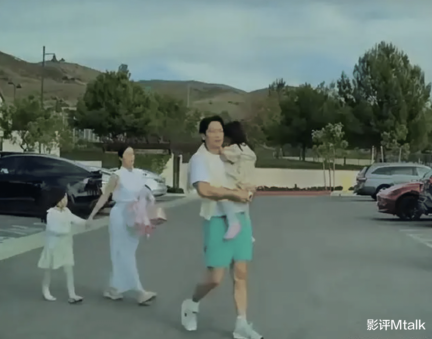 金泰熙庆44岁生日,状态回春打扮时髦,和Rain低调又幸福!