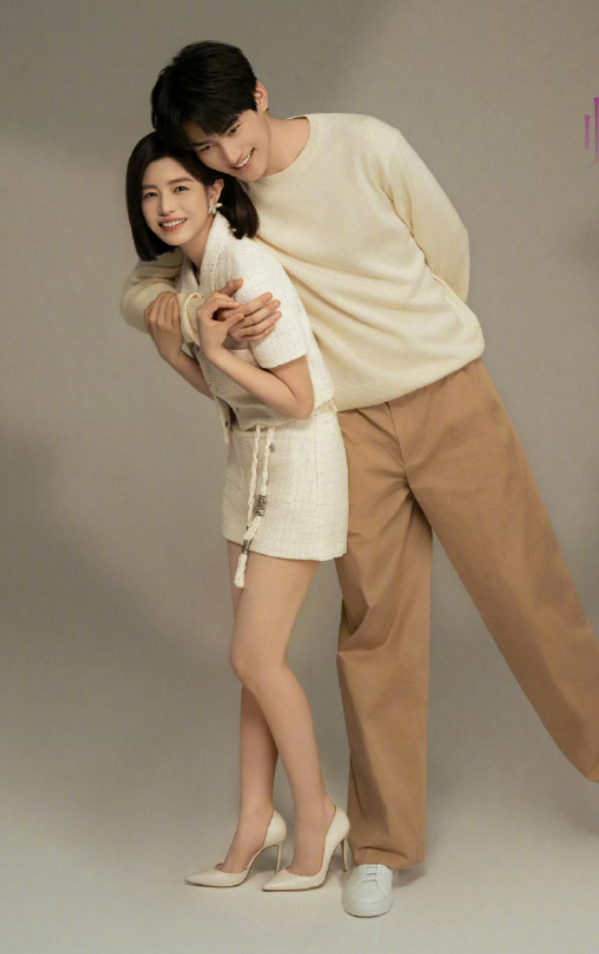 41岁陈妍希婚变后首现身!与小19岁小鲜肉组CP,两人拍戏亲密相拥