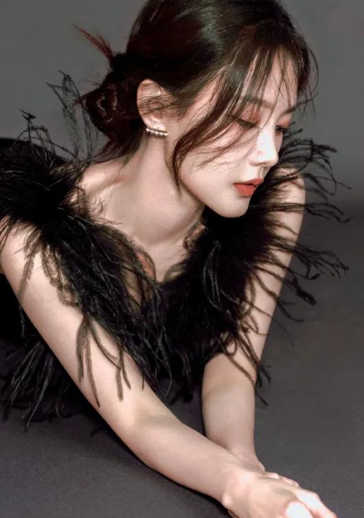 34岁李一桐，美背眼神杀