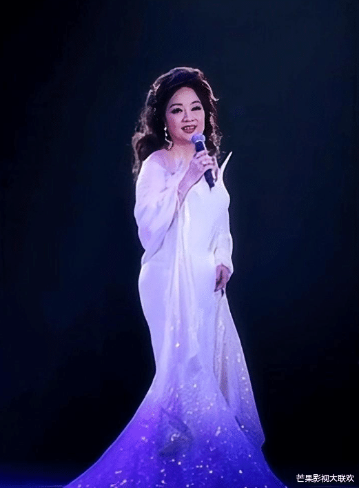 |她宁愿离婚也不愿改变中国国籍，春晚为她破例，74岁仍单身