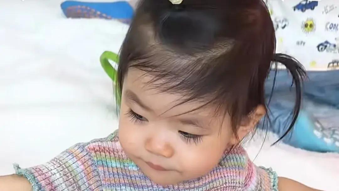 程晓玥带女儿去儿童城堡，富二代老公戴2950帽子出镜，气质很稳重