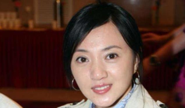 她连登5年春晚是冯巩御用老婆，却被送精神病院，50岁的她怎样了