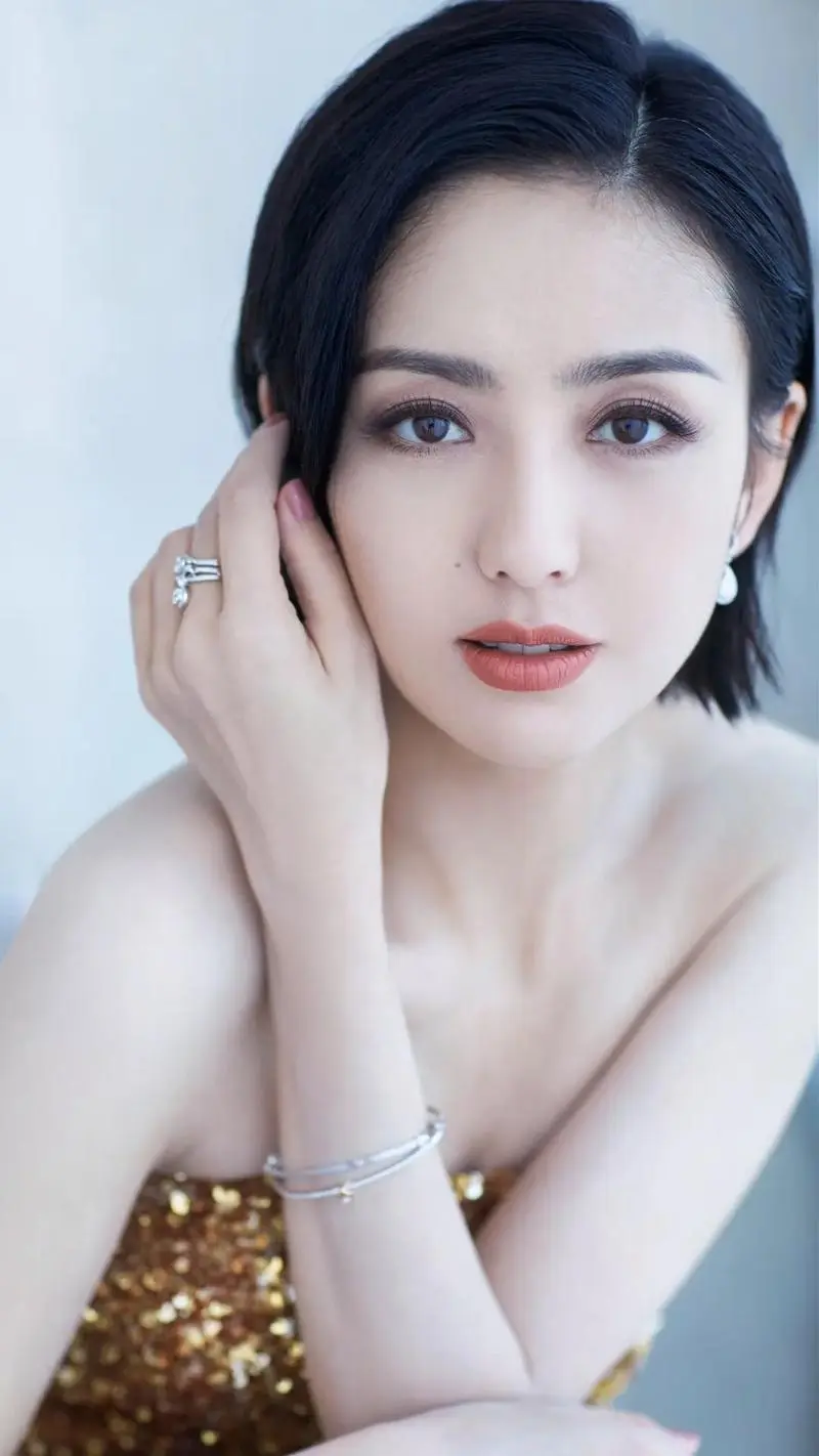 佟丽娅身穿经典白色OL套装 眼戴墨镜女精英既视感