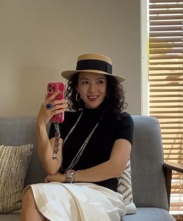 章子怡要给醒醒烫卷发,她的高抬腿做的真漂亮,她笑的很大声!