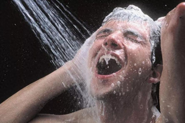 医生强调：超过70岁的老人，宁愿不洗澡有味，也别在这个时候洗澡