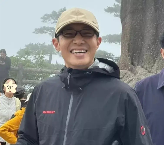 撒贝宁携家人游黄山，和路人合影毫无架子！4岁女儿露脸呆萌可爱