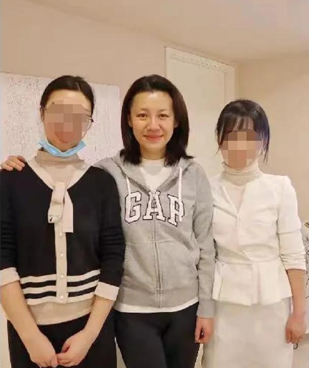 刘琳晒50岁生日照,没化妆素颜太真实了吧,皱纹黄斑都看得见!