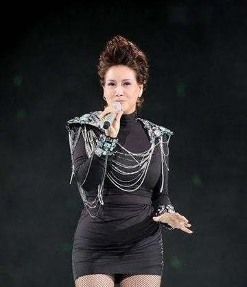 70岁香港歌后炮轰那英，敢拿冠军是自取其辱，这都唱的是什么？