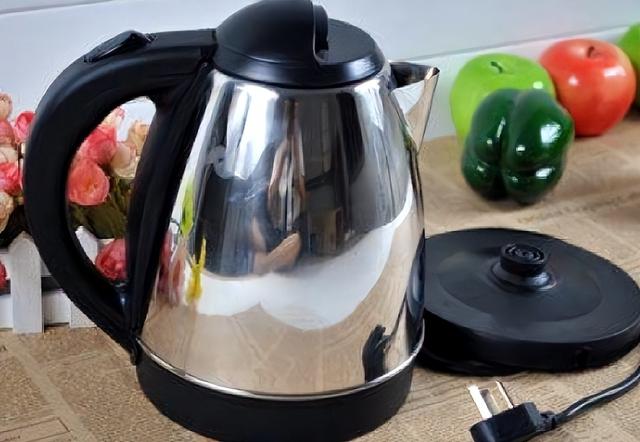 天天喝电热水壶烧的水，损伤神经还致癌？这3种水，才真的要少喝