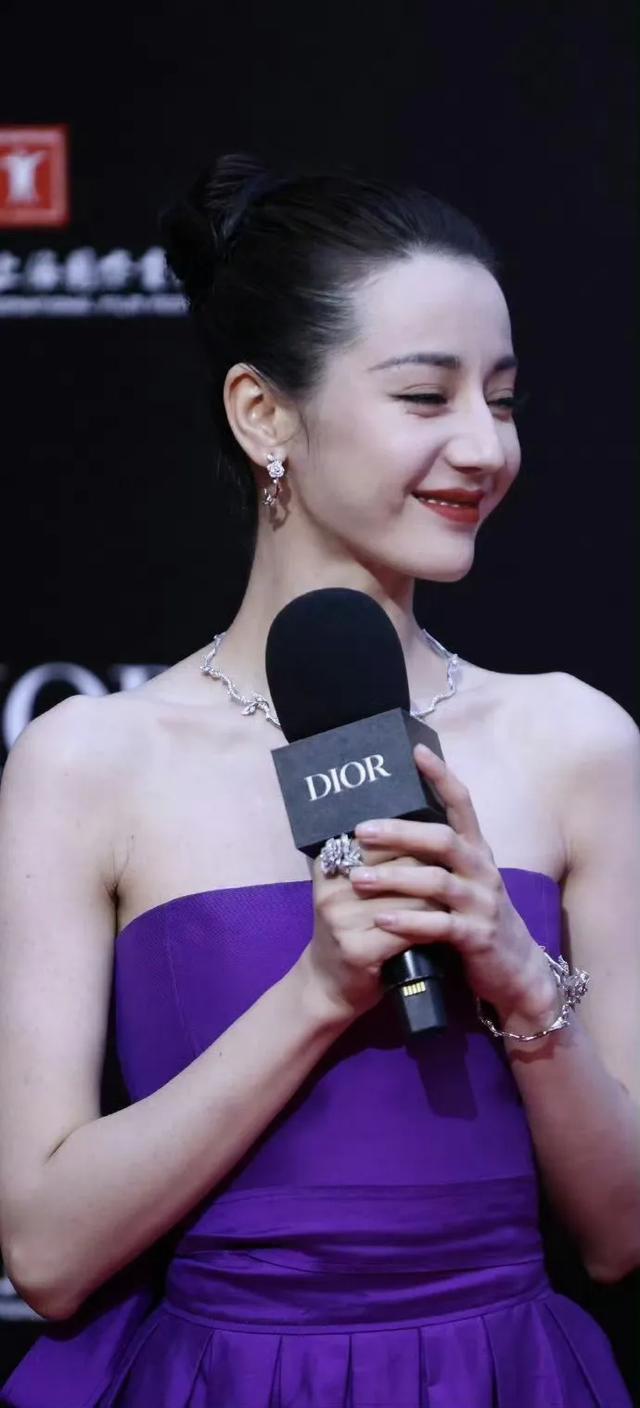 迪丽热巴！太白太厚！这是粉没有涂均匀吧？状态感觉得有40岁了吧