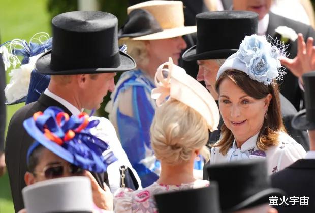 凯特妈妈的鞋跟陷入草皮,威廉甘当扶手,王妃患癌后父母首次露面